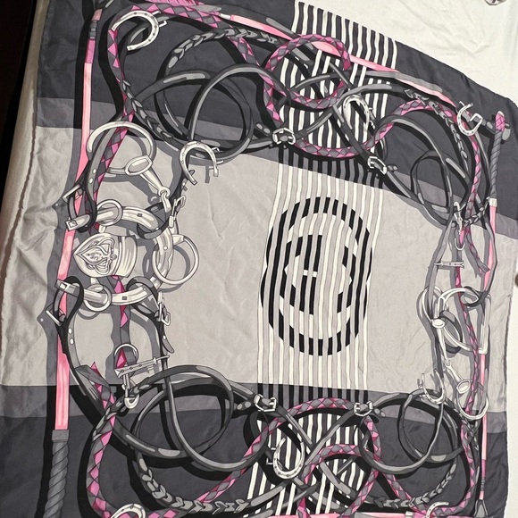 Scraf autentic ,Gucci precisó - Picture 5 of 5